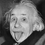 Portret foto van Albert Einstein die zijn tong uitsteekt
